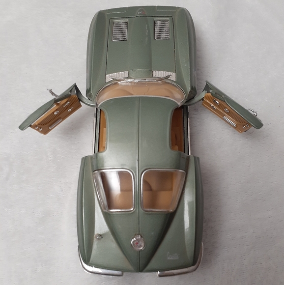 Vintage 1963 Chevrolet Corvette Sting Ray  Collectible  Model Car - Picture 4 of 5